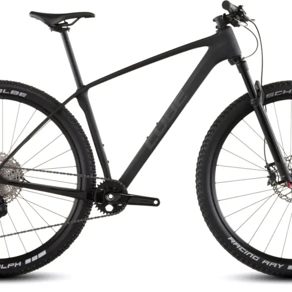 Seitenansicht des Cube Reaction C:62 Pro Blackline Mountainbikes mit schwarzem Carbonrahmen und Schwalbe Racing Reifen