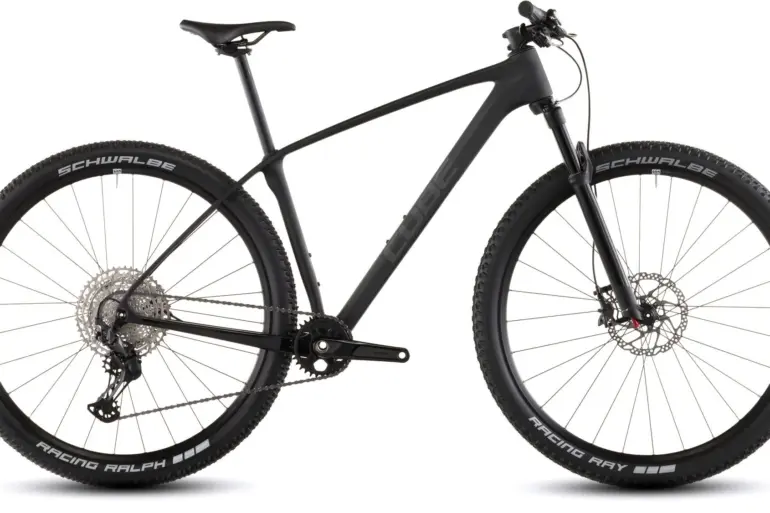 Seitenansicht des Cube Reaction C:62 Pro Blackline Mountainbikes mit schwarzem Carbonrahmen und Schwalbe Racing Reifen