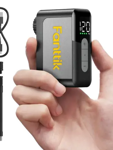 Fanttik X10 Ace Mini elektrische Fahrradpumpe mit Zubehör, kompakt in einer Hand gehalten