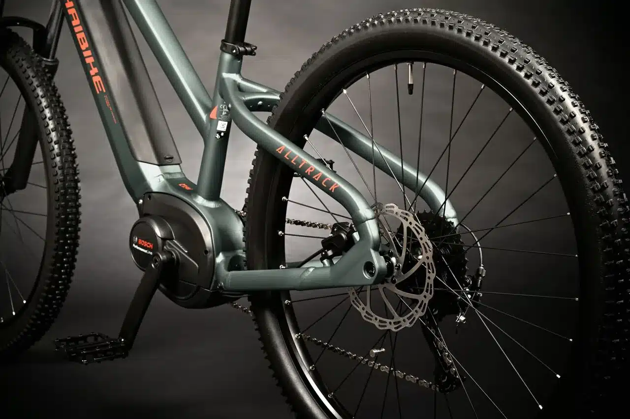 Detailaufnahme des HAIBIKE ALLTRACK eMTB mit Bosch Performance Line Motor und Hinterrad