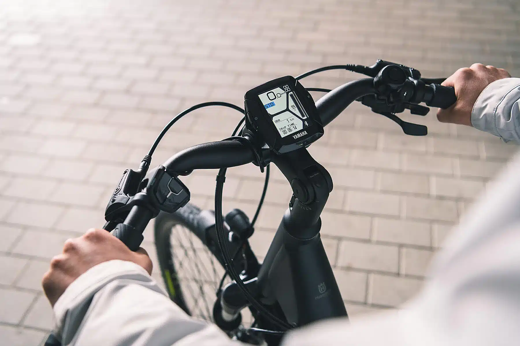 Nahaufnahme des Yamaha Display C am Lenker des Husqvarna Grand City Y3 E-Bikes