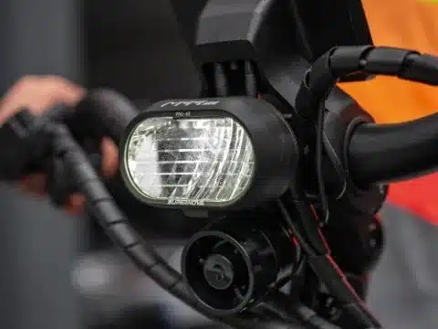 Nahaufnahme des Frontlichts und Lenkers am i:SY SPEED XXL P12 ZR S-Pedelec