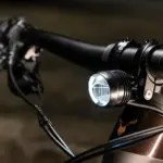 MINI 3 PRO E-Bike Frontlicht montiert am Lenker eines E-Bikes mit aktivierter Lichtquelle