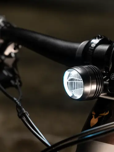 MINI 3 PRO E-Bike Frontlicht montiert am Lenker eines E-Bikes mit aktivierter Lichtquelle
