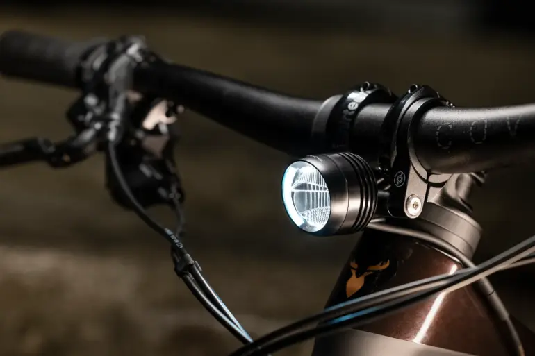 MINI 3 PRO E-Bike Frontlicht montiert am Lenker eines E-Bikes mit aktivierter Lichtquelle