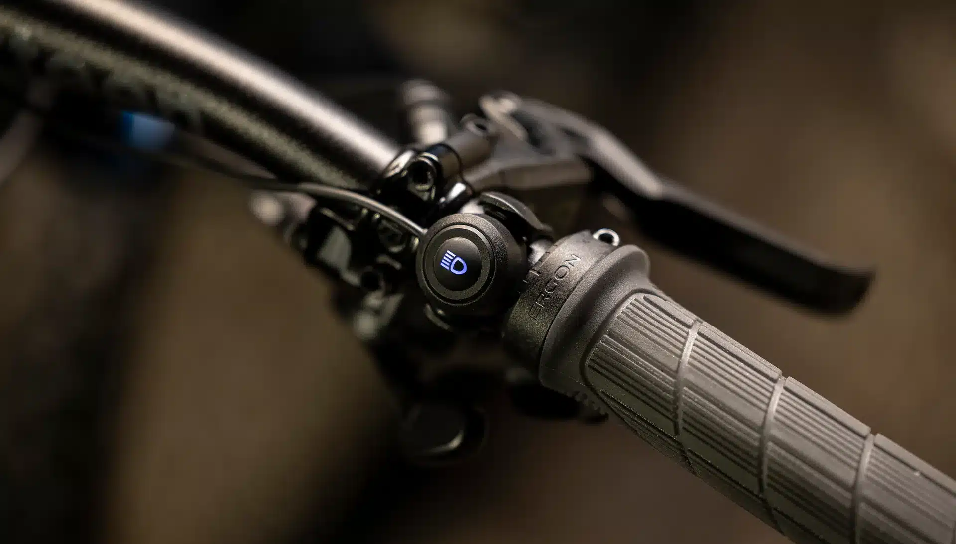 Nahaufnahme des blauen Fernlichtschalters am Lenker eines E-Bikes für das MINI 3 PRO Frontlicht