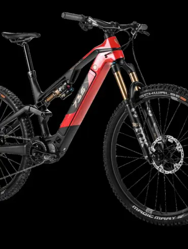 Seitenansicht des ROTWILD R.X735 E-Mountainbikes mit rotem Rahmen, FOX 36 Float Gabel und Schwalbe Reifen vor schwarzem Hintergrund.
