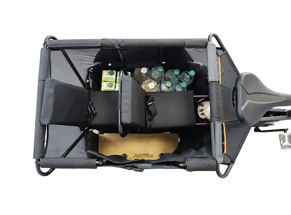 Top-Down-Ansicht des U-Cargo Family Longtail-Lastenrads mit Protech-360-Textilkabine, gefüllt mit Getränkeflaschen und Kartons