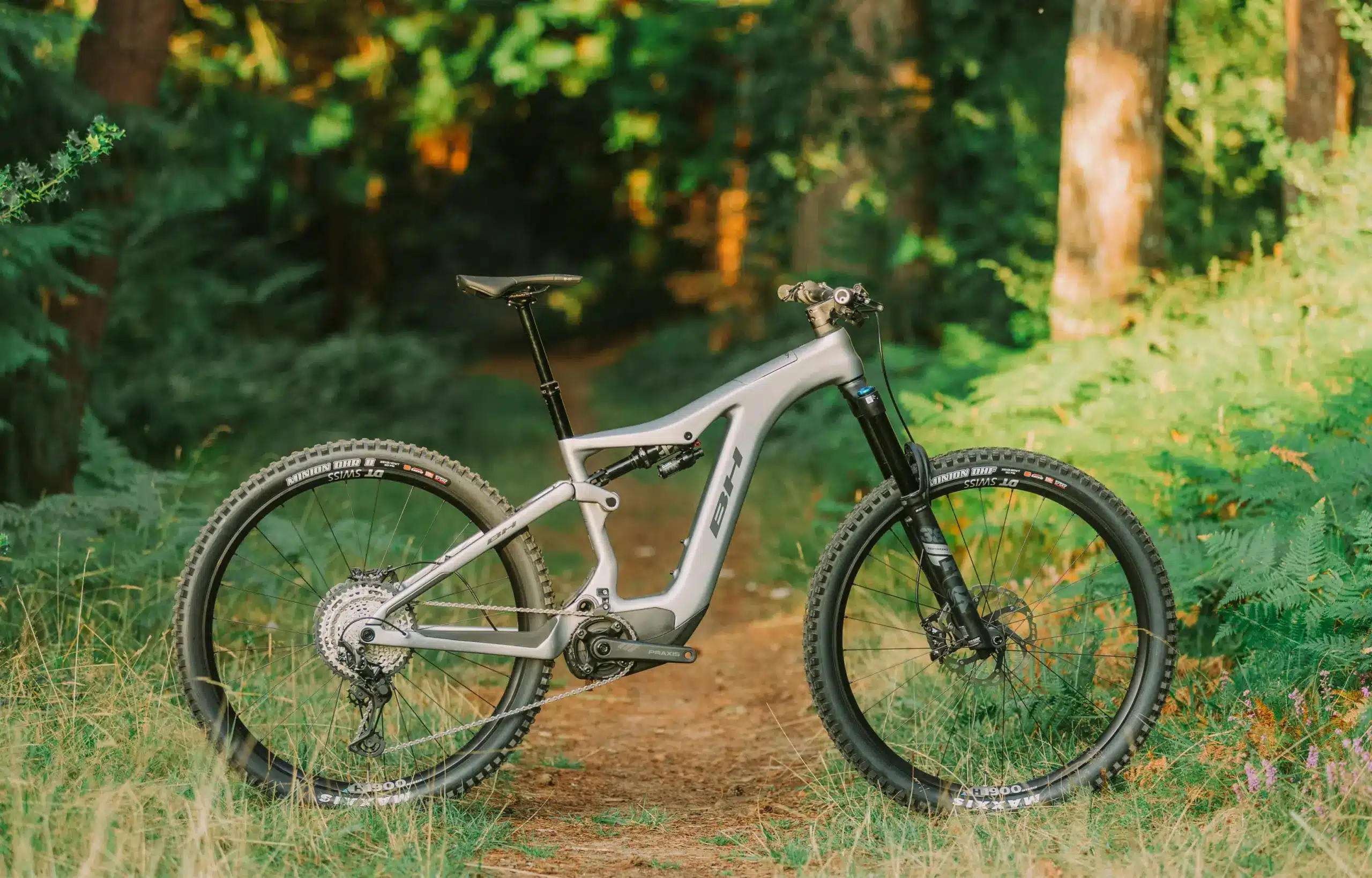 BH ATOMX LYNX 9.9 E-Mountainbike auf einem Waldweg, seitliche Ansicht