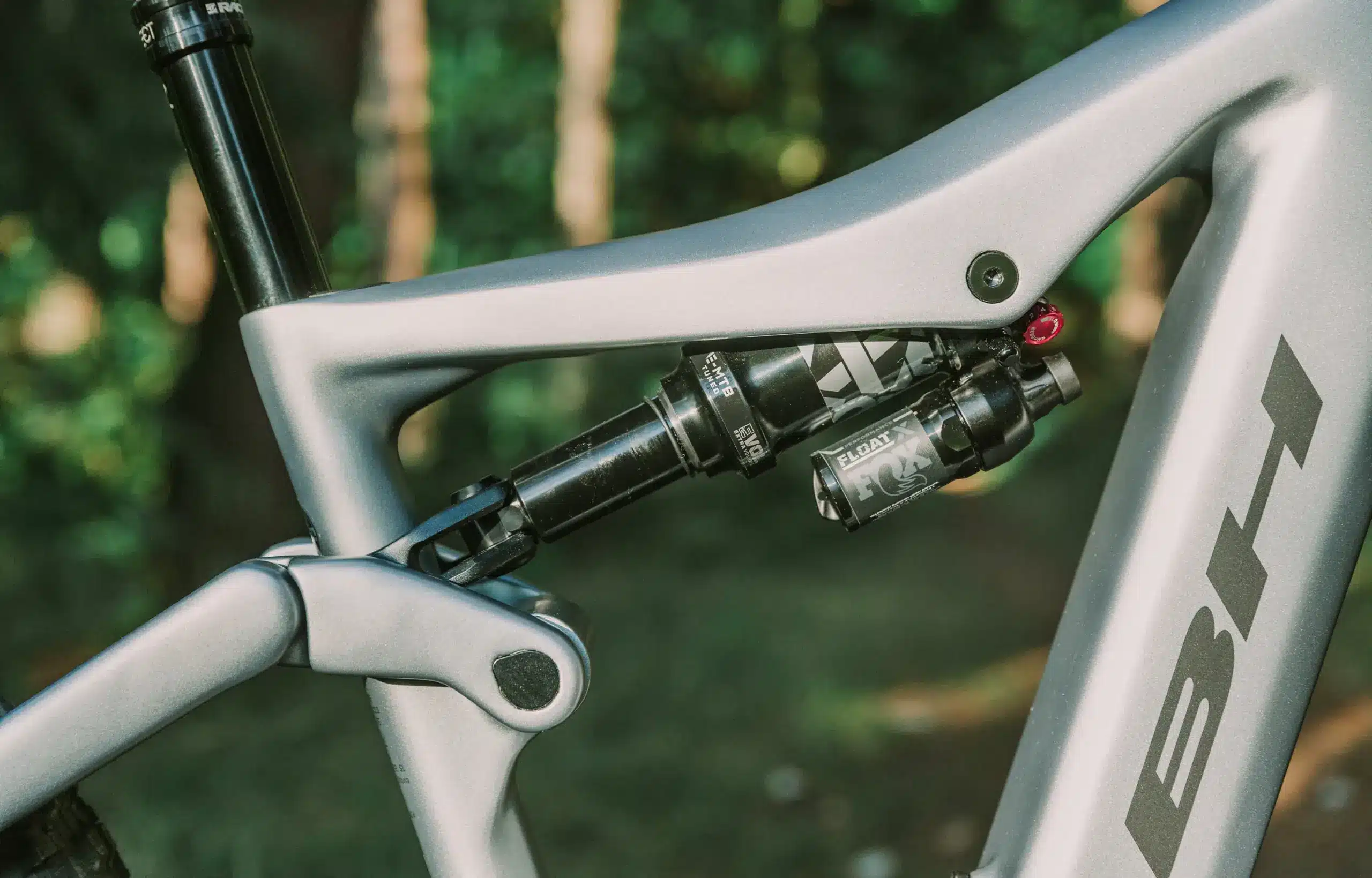 Nahaufnahme des Rahmens und FOX FLOAT Factory-Dämpfers am BH ATOMX LYNX 9.9 E-Enduro-Bike