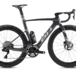 Seitenansicht des BH iAEROLIGHT E-Rennrads mit Carbonrahmen und Scheibenbremsen