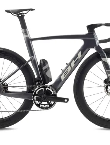 Seitenansicht des BH iAEROLIGHT E-Rennrads mit Carbonrahmen und Scheibenbremsen