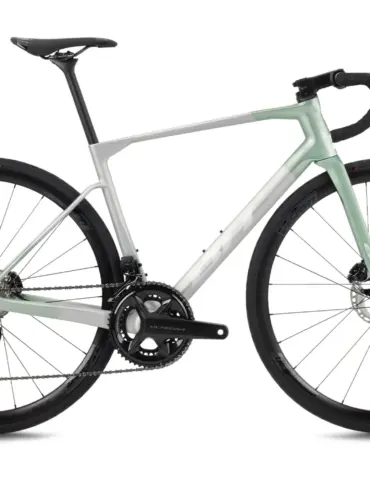 BH SL1 4.5 Rennrad mit Carbon-Rahmen und Scheibenbremsen in Seitenansicht