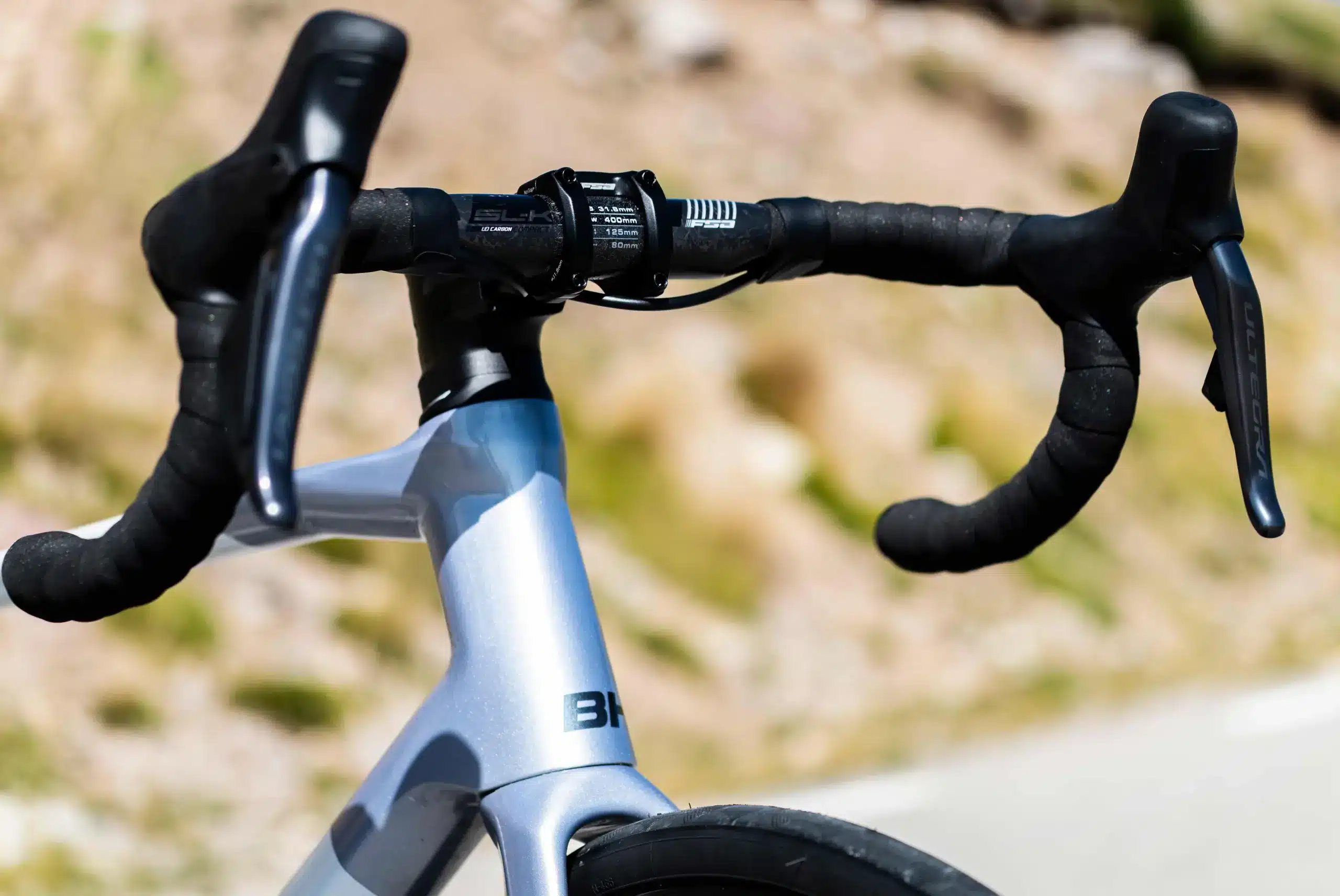 Nahaufnahme des Lenkers und Steuerrohrs eines BH SL1 4.5 Carbon-Rennrads mit Ultegra-Schaltgriffen