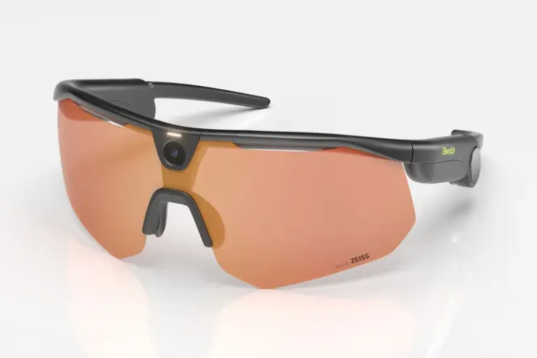 BleeqUp Ranger AI Sports Camera Glasses mit orangefarbenen ZEISS Linsen und integrierter Kamera