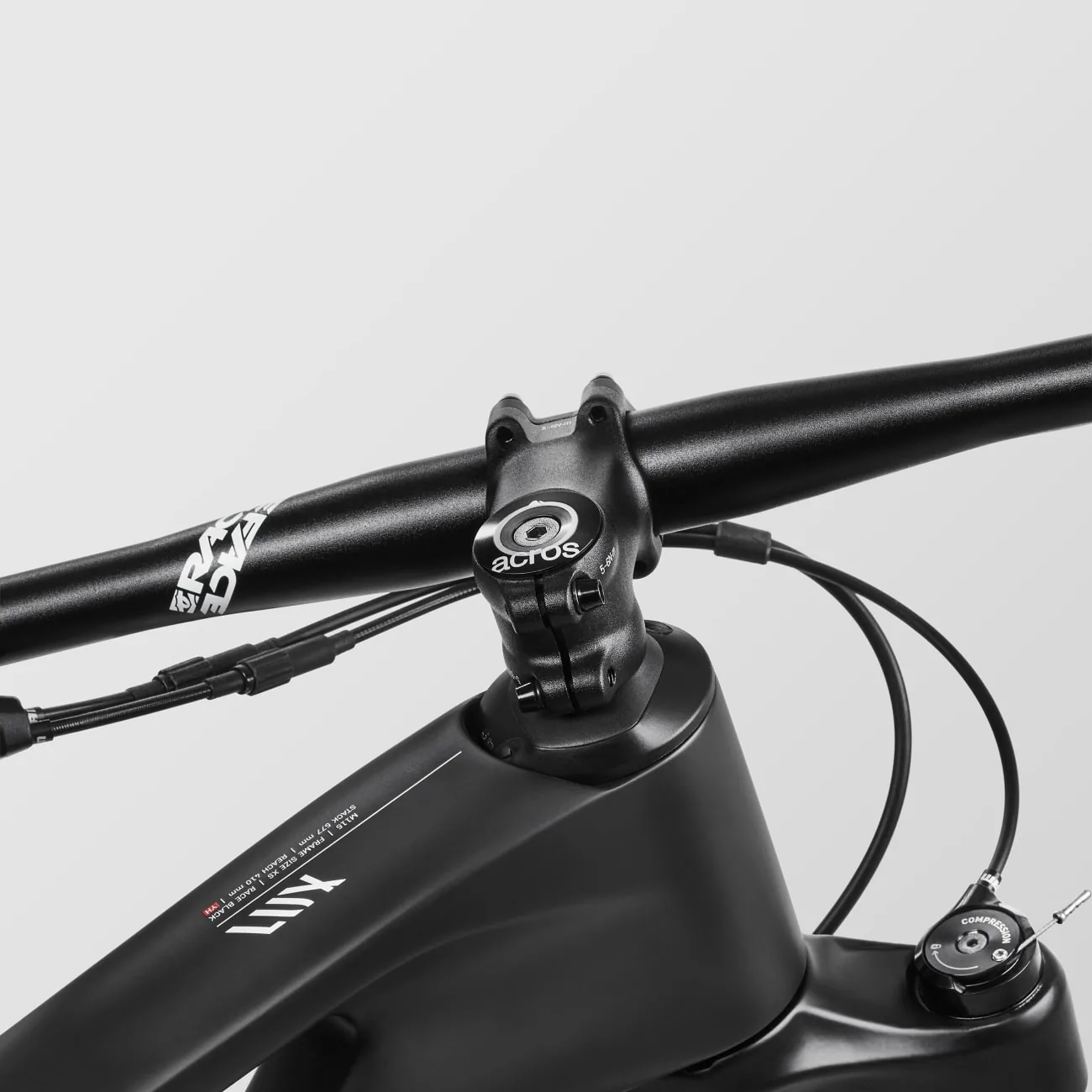 Lenker und Vorbau des Canyon Lux World Cup CF Young Hero in Race Black