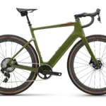 Seitenansicht eines grünen Cervélo Rouvida E-Bikes mit breiten Gravel-Reifen, Carbonrahmen und Dropbar-Lenker