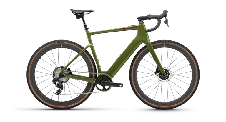 Seitenansicht eines grünen Cervélo Rouvida E-Bikes mit breiten Gravel-Reifen, Carbonrahmen und Dropbar-Lenker