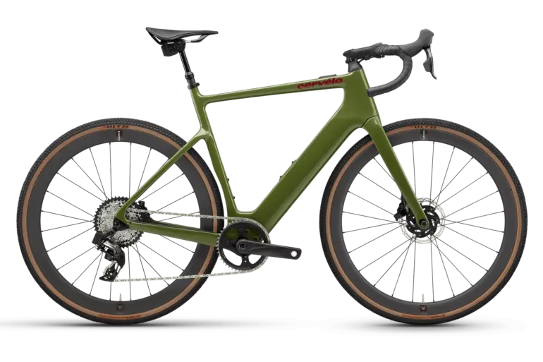 Seitenansicht eines grünen Cervélo Rouvida E-Bikes mit breiten Gravel-Reifen, Carbonrahmen und Dropbar-Lenker