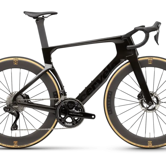 Seitenansicht des Cervélo S5 Aero Rennrads mit tiefen Felgen und integriertem Lenker