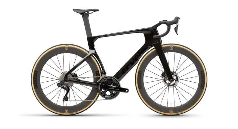 Seitenansicht des Cervélo S5 Aero Rennrads mit tiefen Felgen und integriertem Lenker