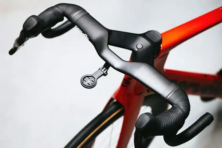 Detailaufnahme des HB19 Plus-Four-Lenkers am roten Cervélo S5 Aero-Rennrad