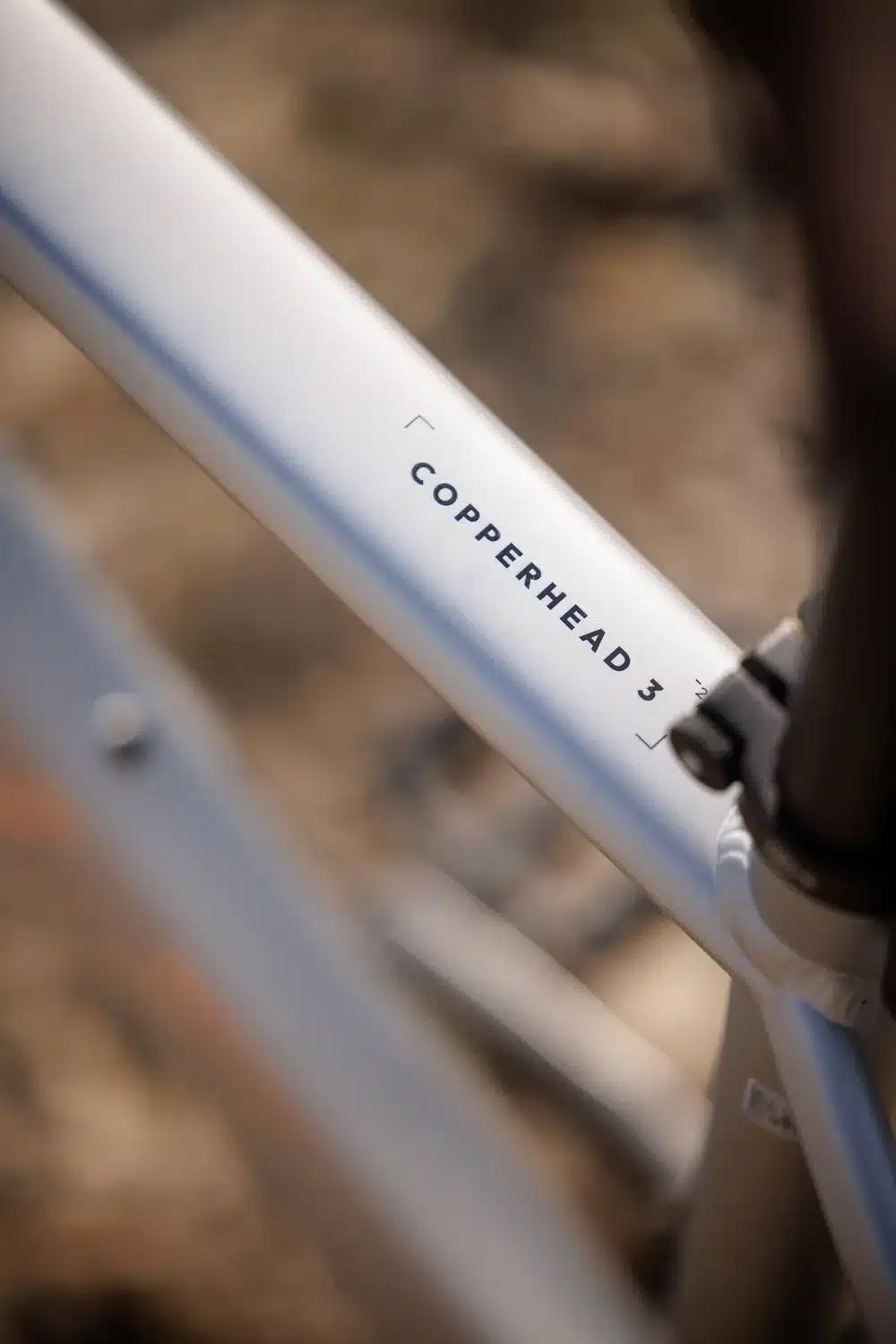 Nahaufnahme des Rahmens mit der Aufschrift COPPERHEAD 3 eines BULLS Mountainbikes