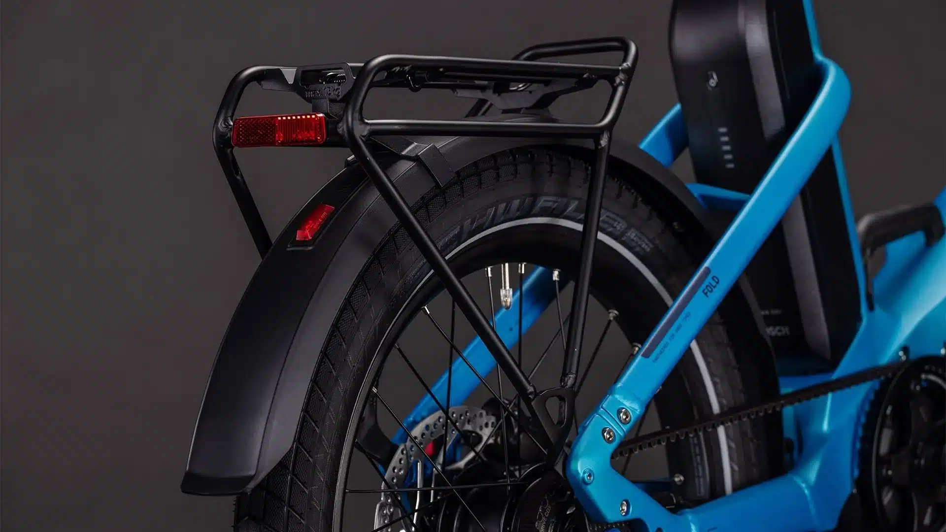 Nahaufnahme des Hinterrads, Gepäckträgers und Rahmens des Cube Fold Hybrid Comfort 545 E-Bikes in Blau