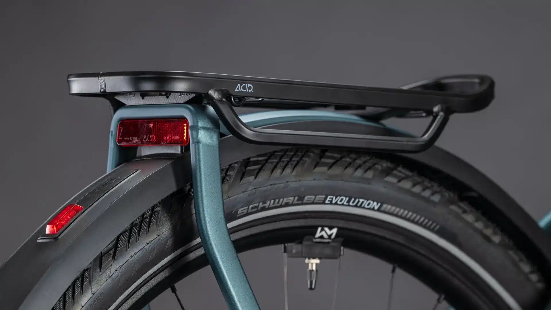 Nahaufnahme des Gepäckträgers, Schutzblechs und Hinterrads am Cube Kathmandu Hybrid SLT 800 E-Bike