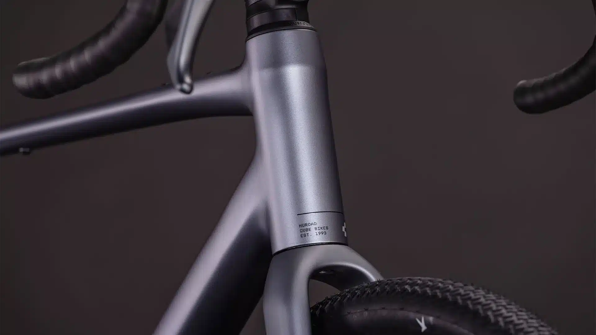 Nahaufnahme des Rahmens und der Gabel des Cube Nuroad SLX ashgrey'n'grey Gravelbikes
