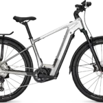 Focus Aventura² 6.9 E-Trekkingbike in silberner Farbe mit Gepäckträger und breiten Schwalbe Smart Sam Reifen