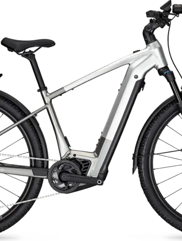 Focus Aventura² 6.9 E-Trekkingbike in silberner Farbe mit Gepäckträger und breiten Schwalbe Smart Sam Reifen