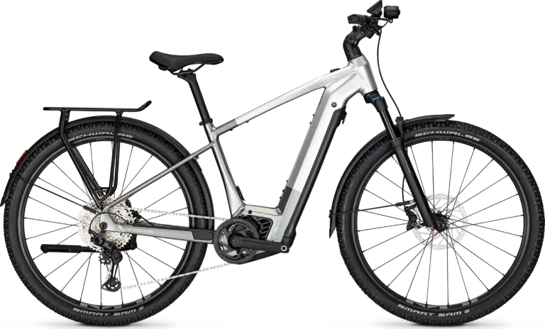 Focus Aventura² 6.9 E-Trekkingbike in silberner Farbe mit Gepäckträger und breiten Schwalbe Smart Sam Reifen