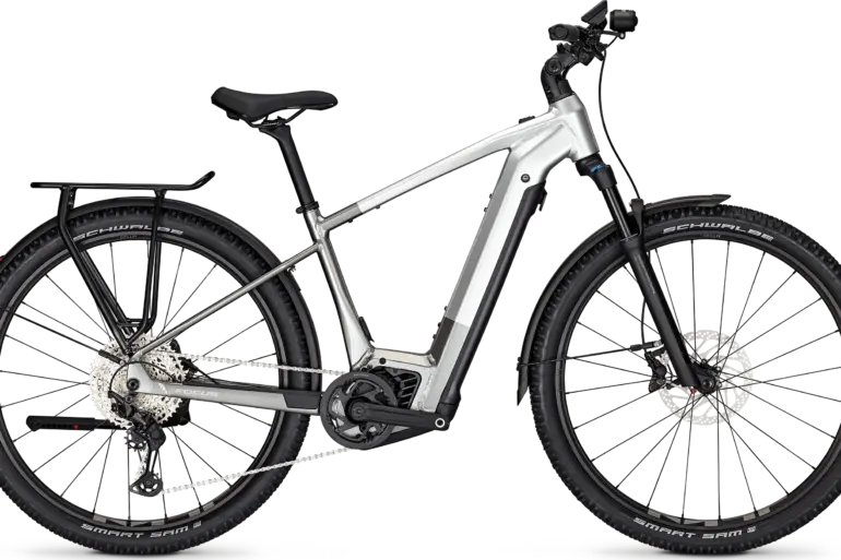 Focus Aventura² 6.9 E-Trekkingbike in silberner Farbe mit Gepäckträger und breiten Schwalbe Smart Sam Reifen