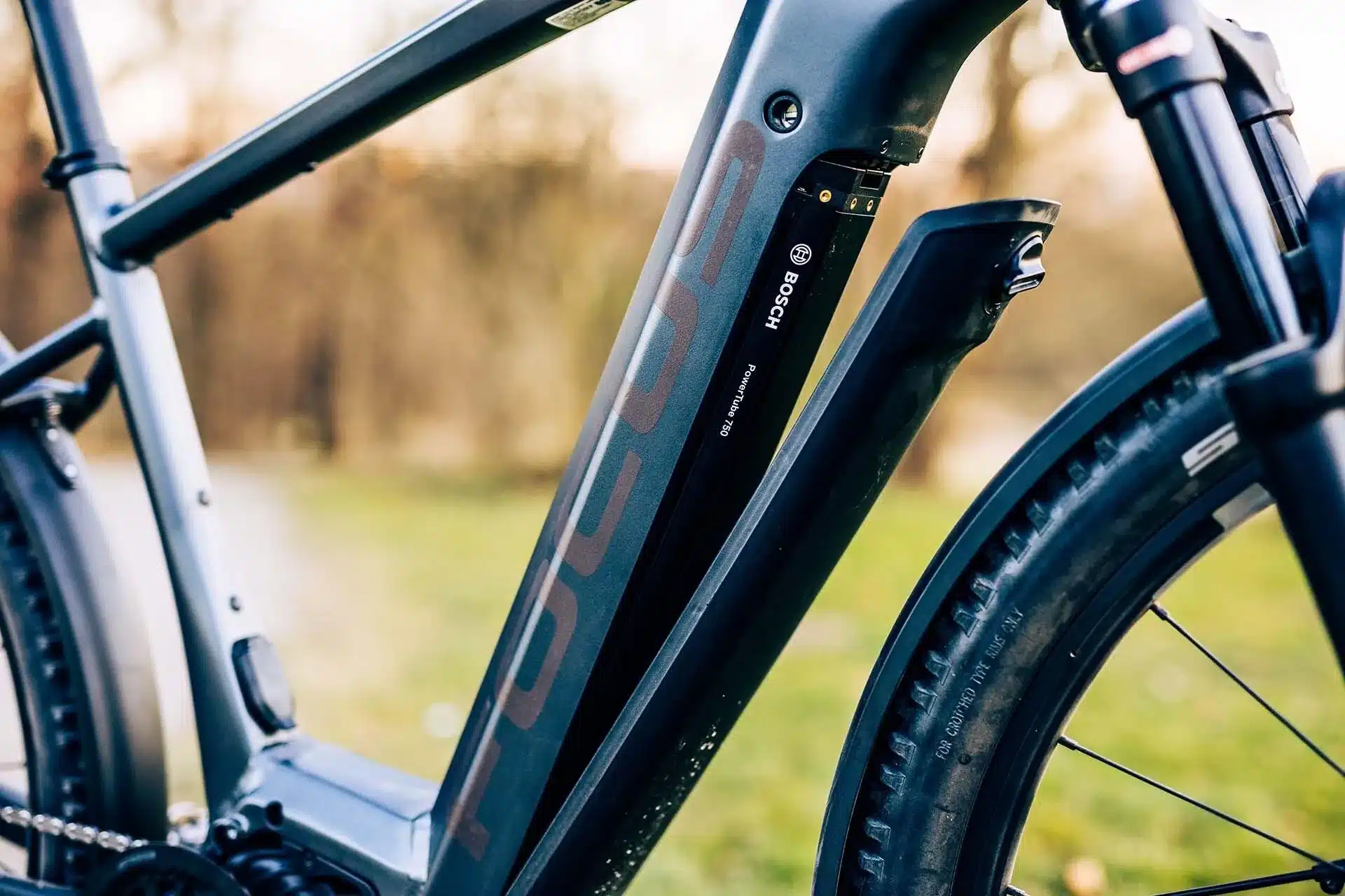 Nahaufnahme des Bosch Performance CX Motors und der 750-Wh-Batterie im Rahmen des Focus Aventura² 6.9 E-Bikes