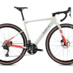 Seitenansicht des BH GravelX 1.8 Gravel-Bikes mit markanter Carbon-Gabel und breiten Reifen