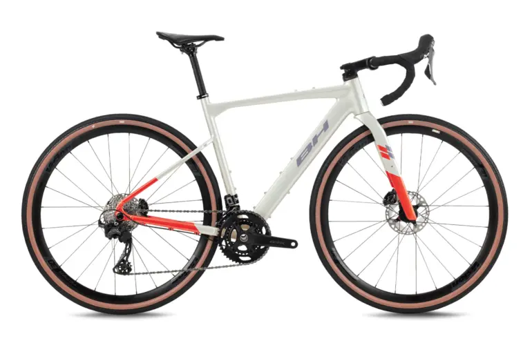 Seitenansicht des BH GravelX 1.8 Gravel-Bikes mit markanter Carbon-Gabel und breiten Reifen