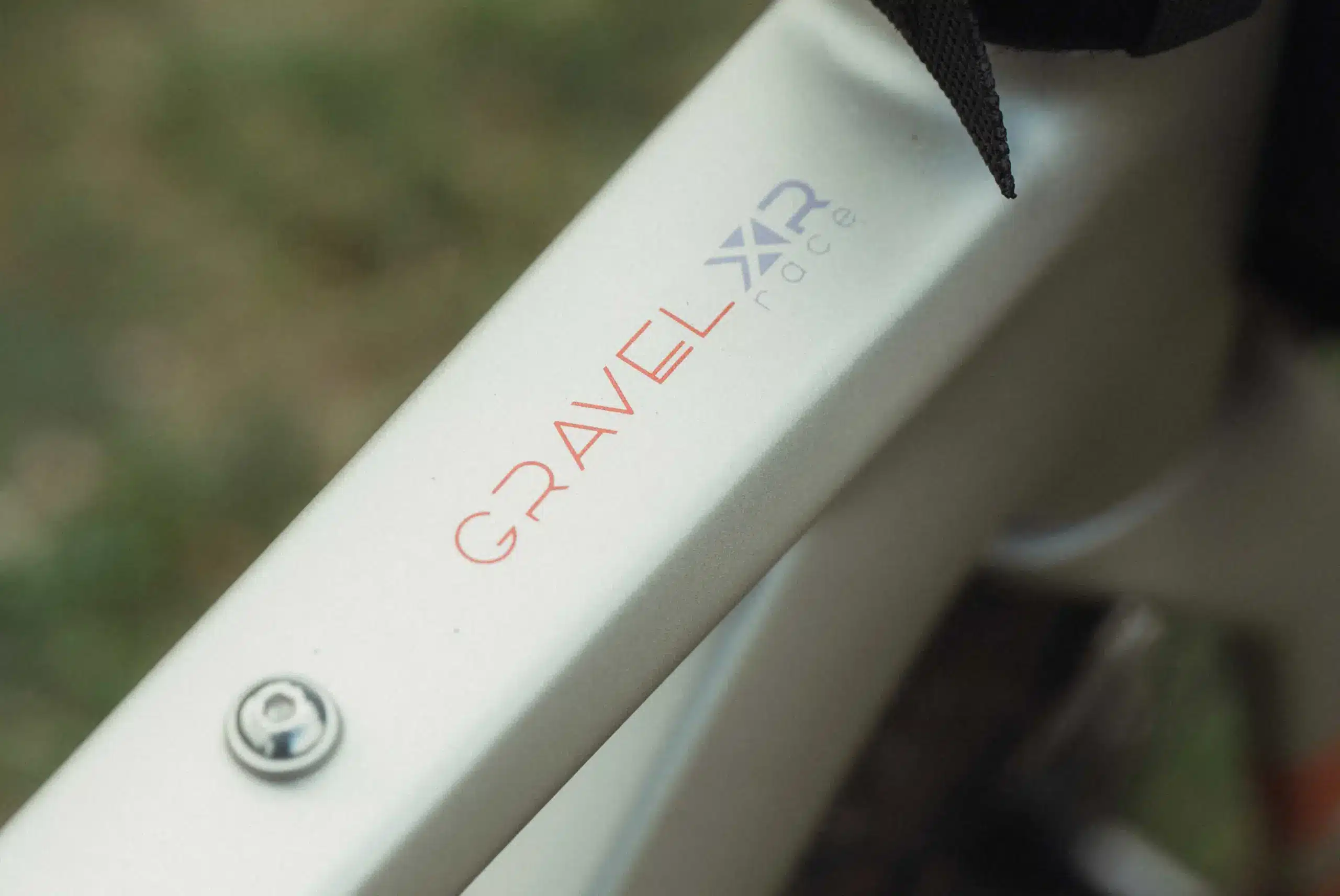 Nahaufnahme des Oberrohrs eines GravelXR race Fahrrads mit sichtbarem Schriftzug