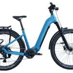 Seitenansicht des Hercules NOS SUV 2.3 (2025) E-Bikes in Blau mit breiten Schwalbe-Reifen, RockShox-Federgabel und Gepäckträger