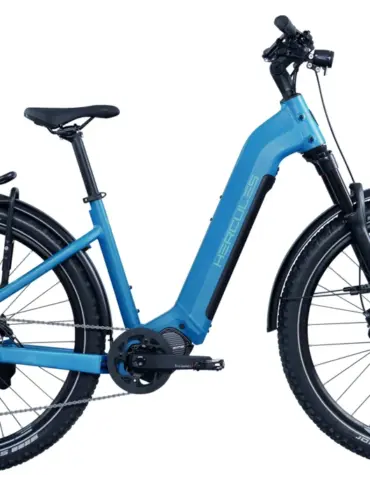 Seitenansicht des Hercules NOS SUV 2.3 (2025) E-Bikes in Blau mit breiten Schwalbe-Reifen, RockShox-Federgabel und Gepäckträger