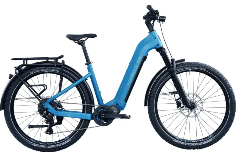 Seitenansicht des Hercules NOS SUV 2.3 (2025) E-Bikes in Blau mit breiten Schwalbe-Reifen, RockShox-Federgabel und Gepäckträger