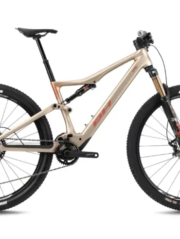 Seitenansicht des iLynx Race Carbon 7.8 E-Mountainbikes mit Carbon-Rahmen und FOX-Federgabel