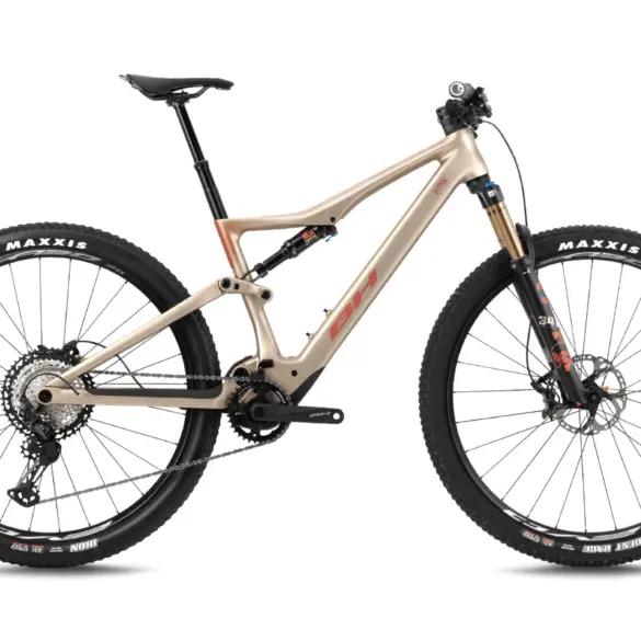 Seitenansicht des iLynx Race Carbon 7.8 E-Mountainbikes mit Carbon-Rahmen und FOX-Federgabel