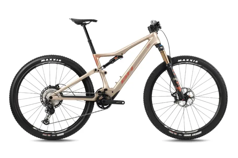 Seitenansicht des iLynx Race Carbon 7.8 E-Mountainbikes mit Carbon-Rahmen und FOX-Federgabel
