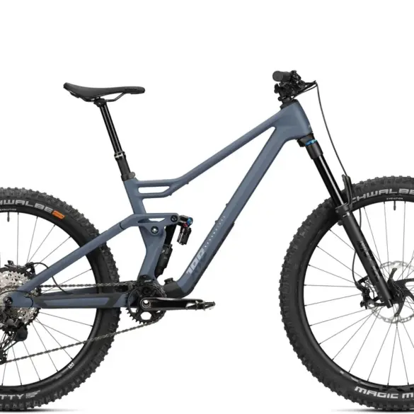 RADON JAB MX 10.0 Mountainbike in Seitenansicht mit Fox-Fahrwerk und Schwalbe-Reifen