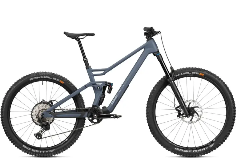 RADON JAB MX 10.0 Mountainbike in Seitenansicht mit Fox-Fahrwerk und Schwalbe-Reifen