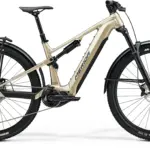 Seitenansicht des Merida eONE-FORTY 475 EQ SUV-E-Bikes mit Schutzblechen, Gepäckträger und integrierter Batterie