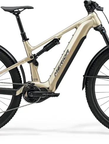 Seitenansicht des Merida eONE-FORTY 475 EQ SUV-E-Bikes mit Schutzblechen, Gepäckträger und integrierter Batterie