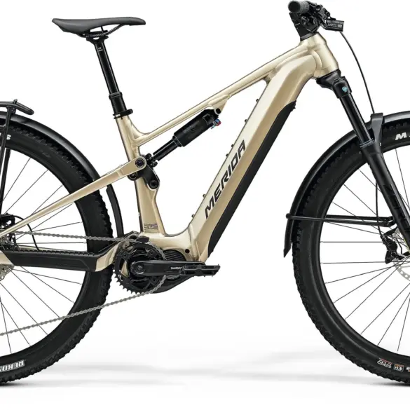 Seitenansicht des Merida eONE-FORTY 475 EQ SUV-E-Bikes mit Schutzblechen, Gepäckträger und integrierter Batterie