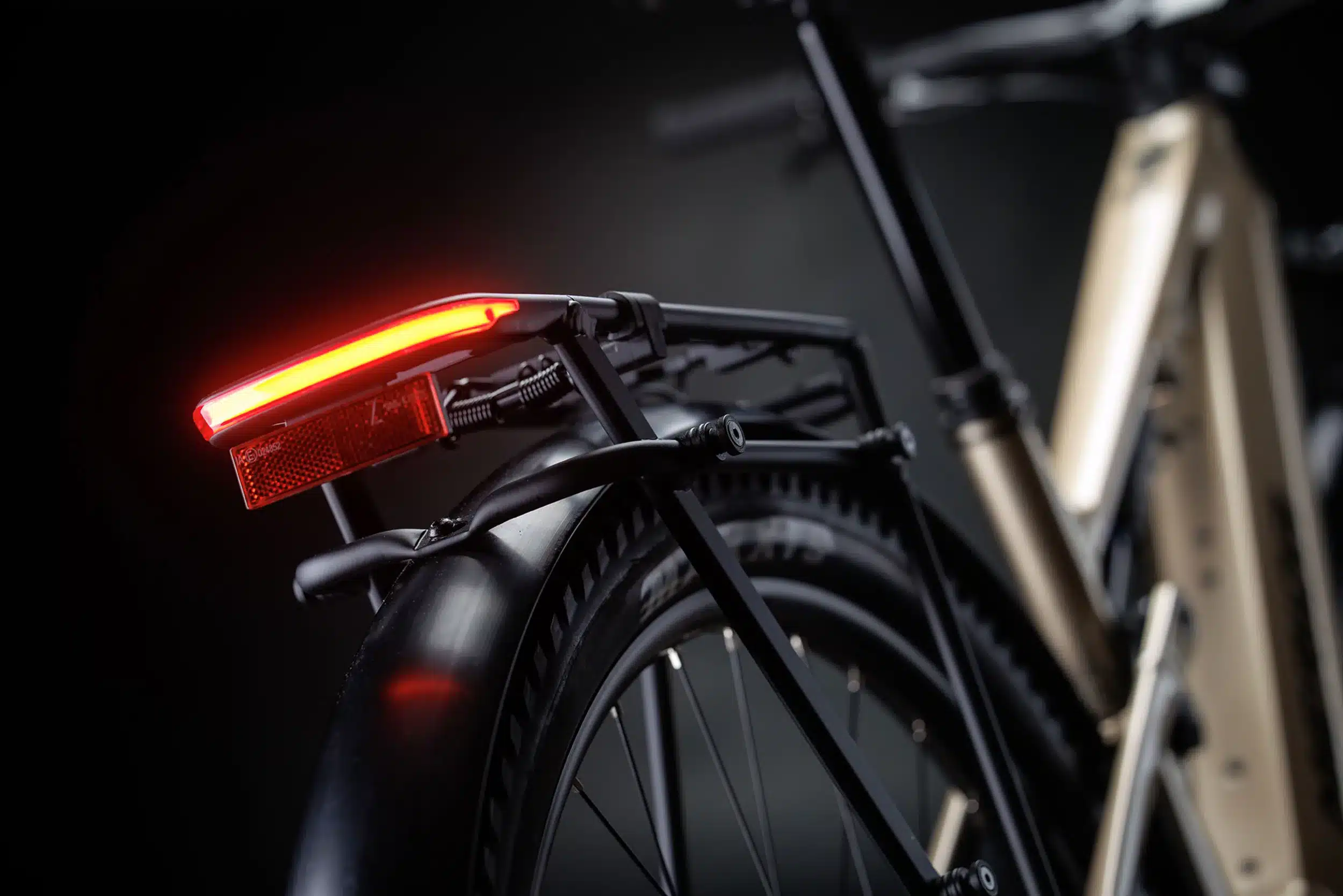 Nahaufnahme des Gepäckträgers und Rücklichts am Merida eONE-FORTY 475 EQ E-Bike